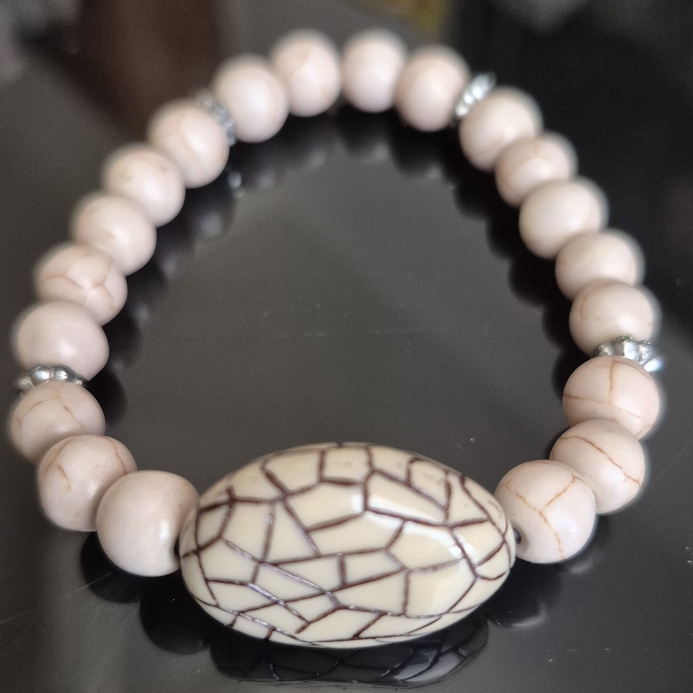 Handcrafted White Howlite Braclet with Safari Stone! - Picture 6 of 9
